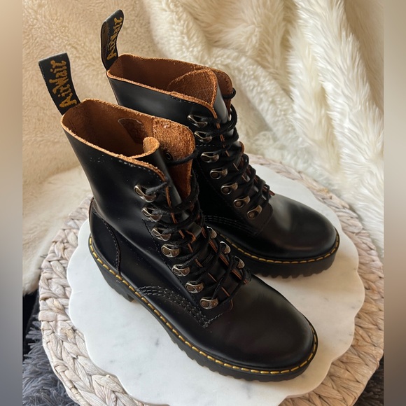 DR Marten's LEONA WOMEN'S VINTAGE SMOOTH LEATHER HEELED BOOTS Size 6 WM - Picture 3 of 15